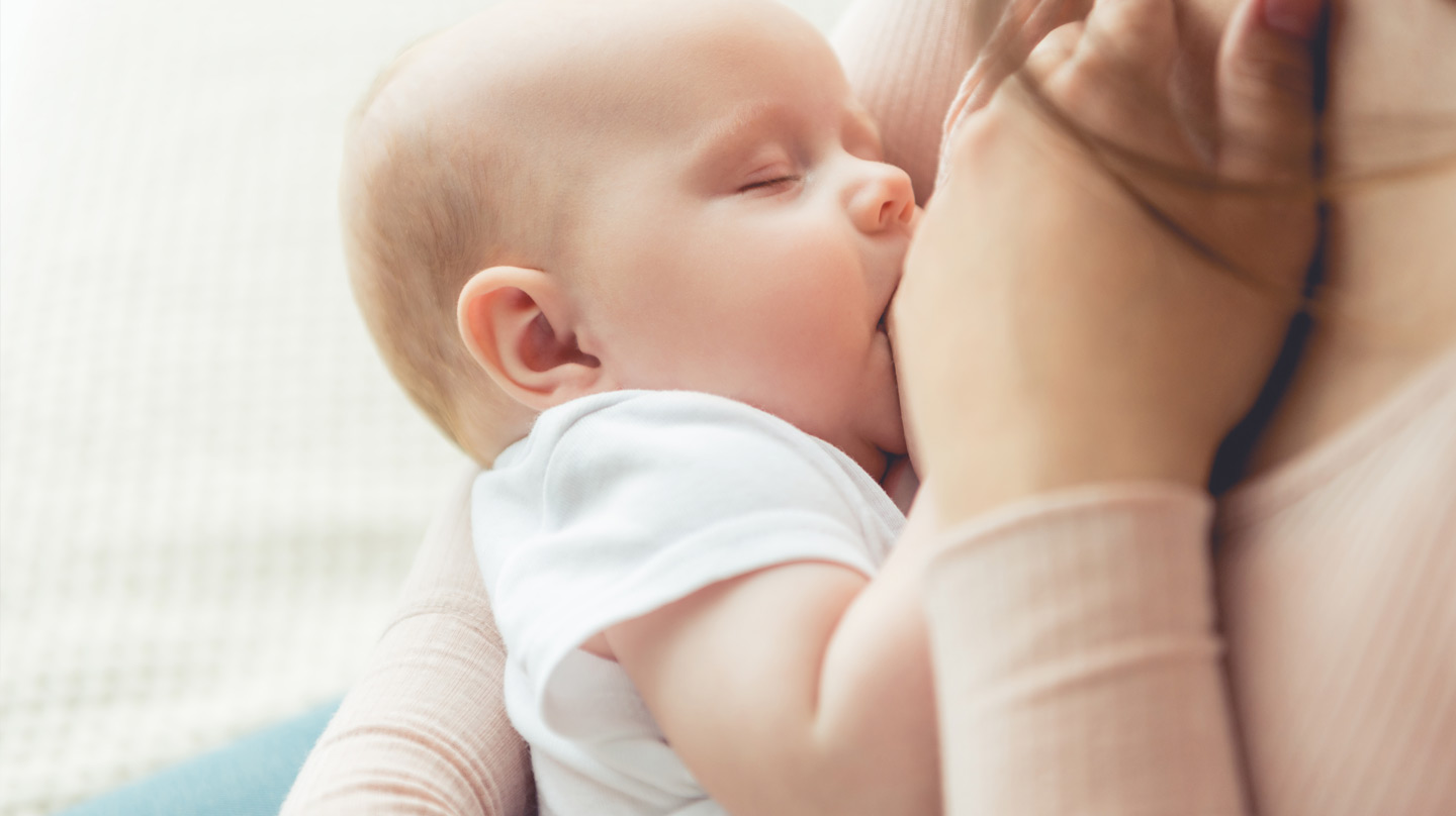 Stillen und Muttermilch: Baby trinkt an der Brust der Mutter.